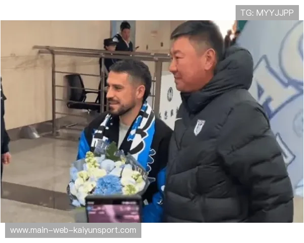 斯坦丘亮相大连英博基地，与球迷互动引发热潮